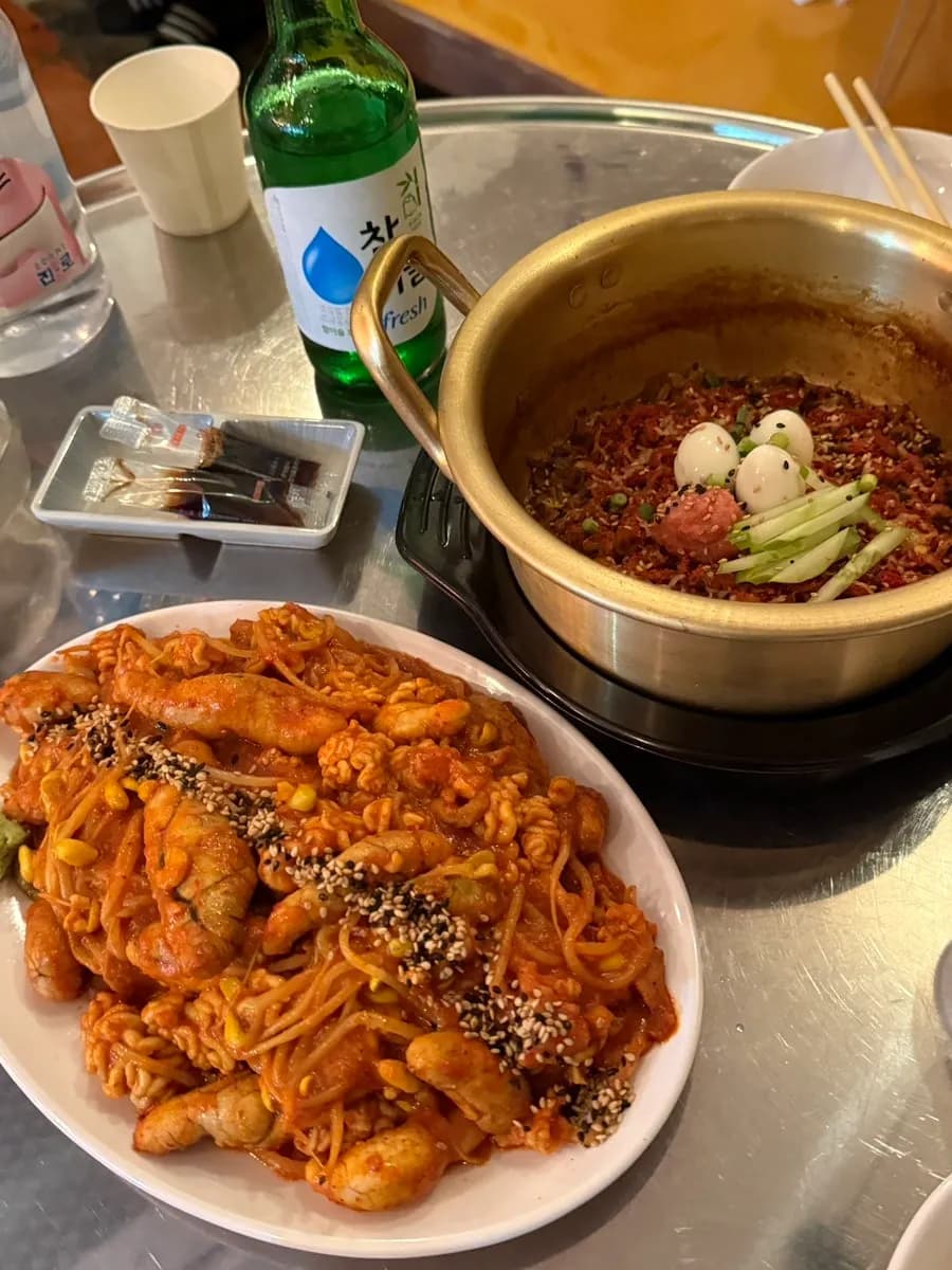 Maanghang na al & goni jjim na may bean sprouts sa Haemuljeom