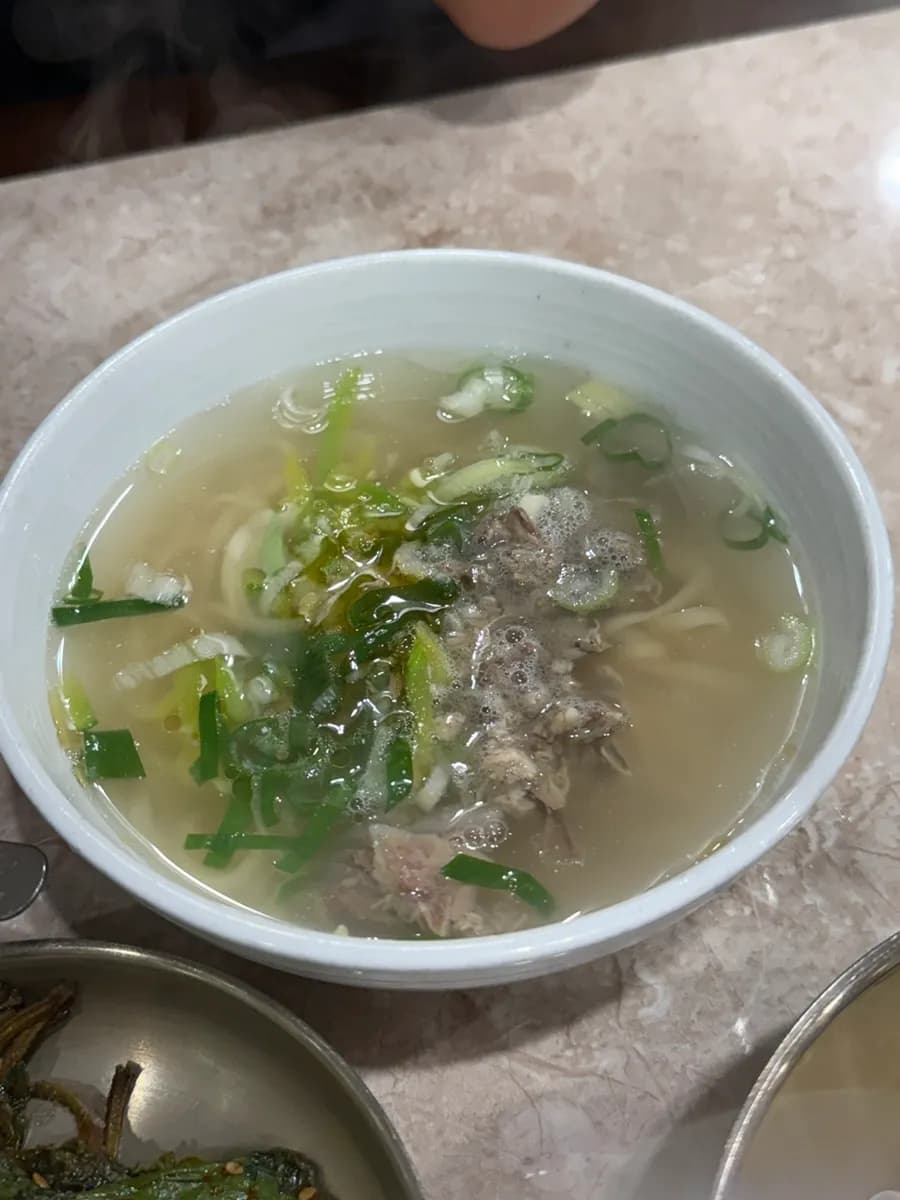 ชุดอาหารพร้อมบอสซัม เกี๊ยว และอาหารเกาหลีที่ Hantiok