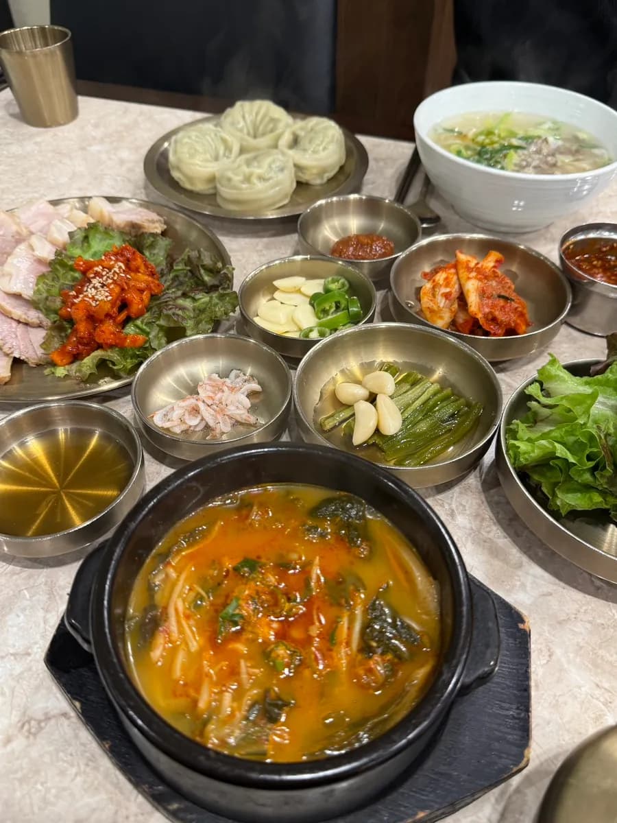เกี๊ยวหมูที่เสิร์ฟพร้อมชุดบอสซัมของ Hantiok