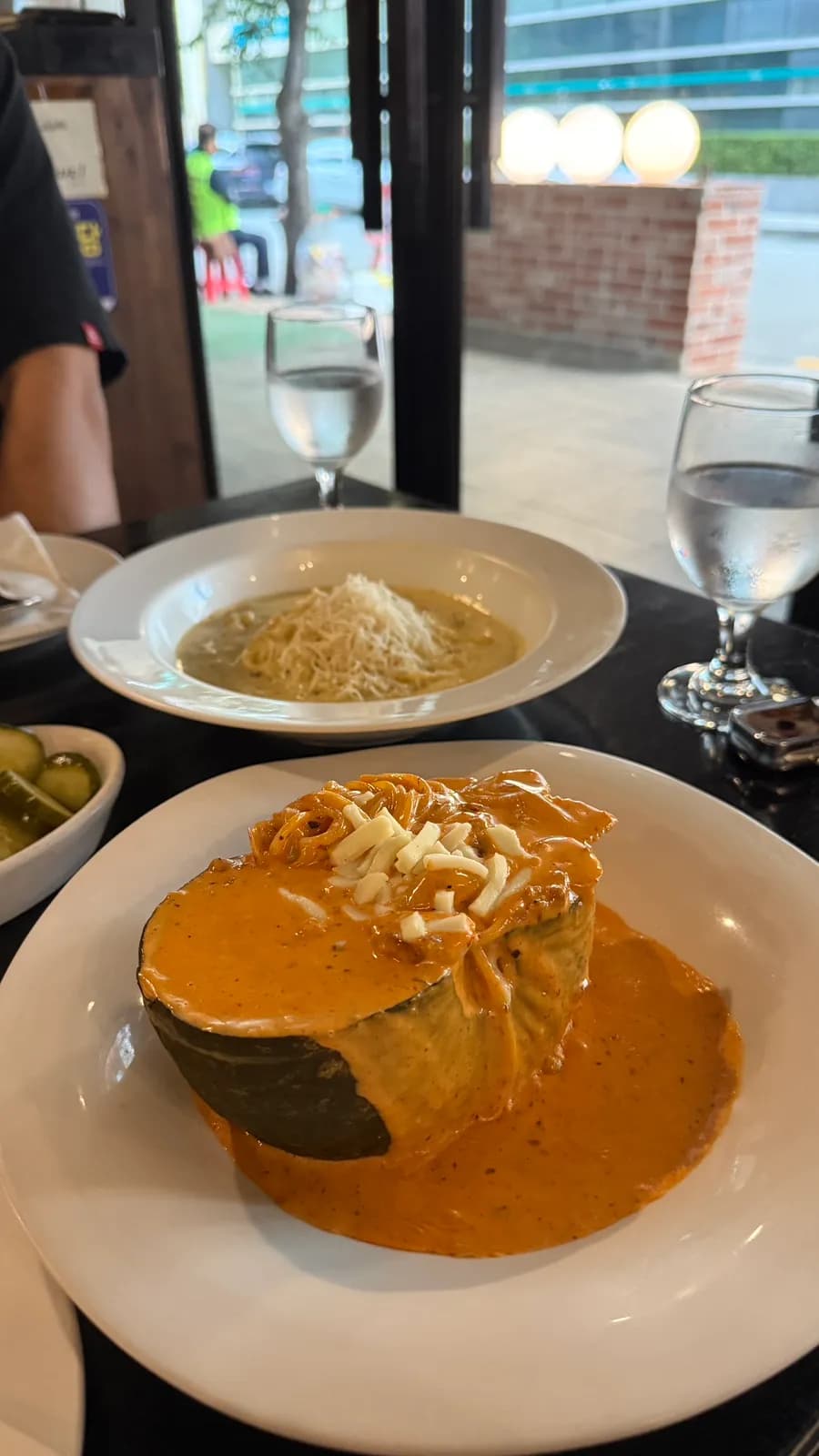 เส้นพาสต้าเคลือบซอสครีมเข้มข้นที่ร้าน Casa