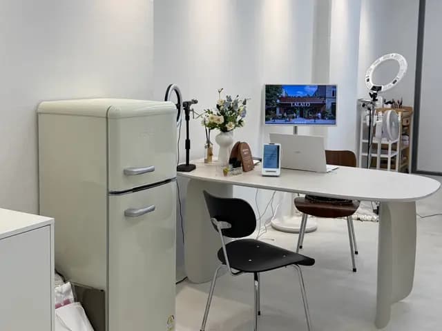 Intérieur propre blanc et bois chez Dohwa Beauty à Gwangmyeong