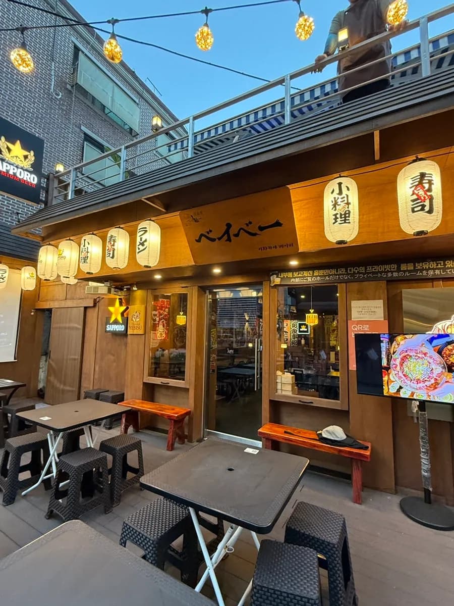 Chỗ ngồi terrace ngoài trời ở Izakaya Baby gần Ga Sadang