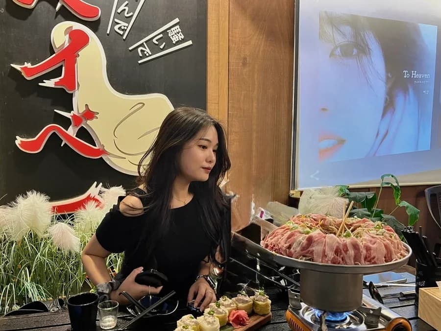 Ánh đèn buổi tối ở terrace Izakaya Baby tại Sadang