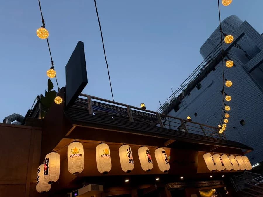 Khu terrace Izakaya Baby gần lối ra 13 và 14 của Ga Sadang