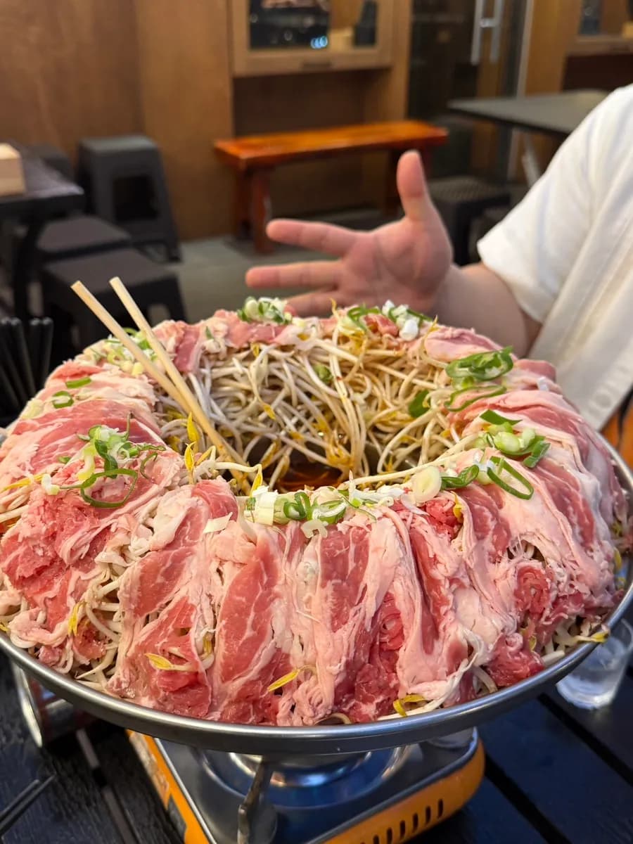 Phần lẩu mala sukiyaki lớn với thịt bò brisket và giá đỗ