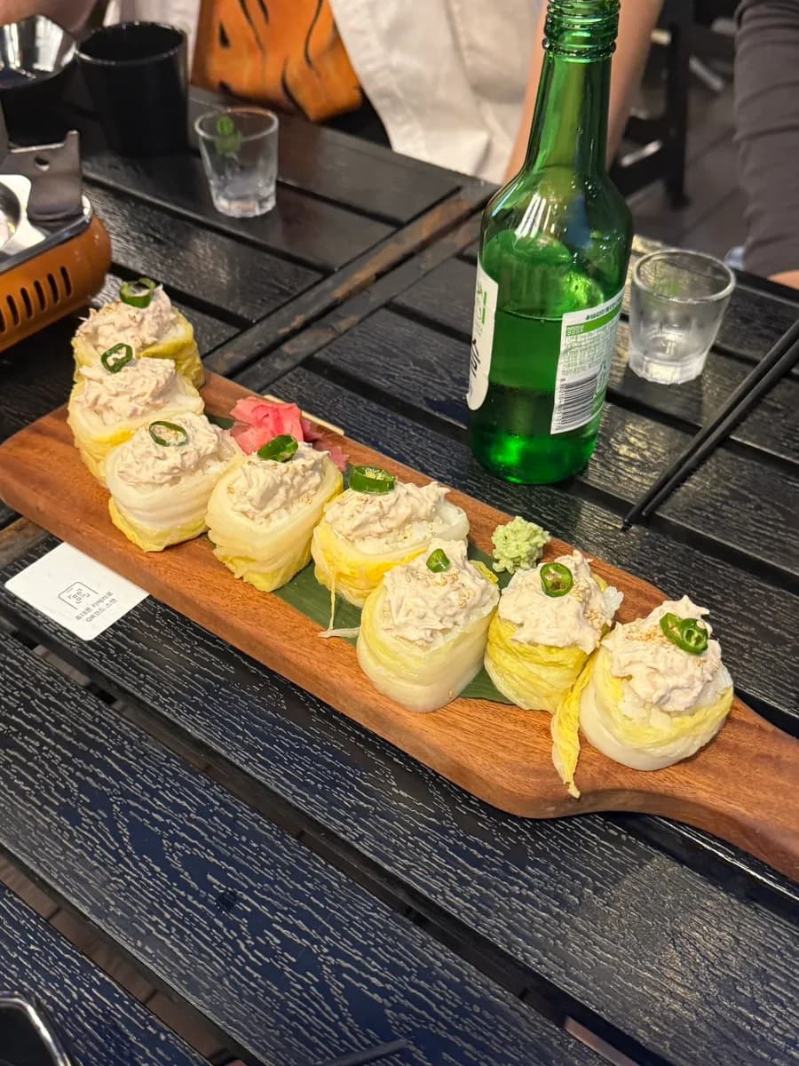 Cuộn cá ngừ kim chi ủ với ớt Cheongyang và wasabi