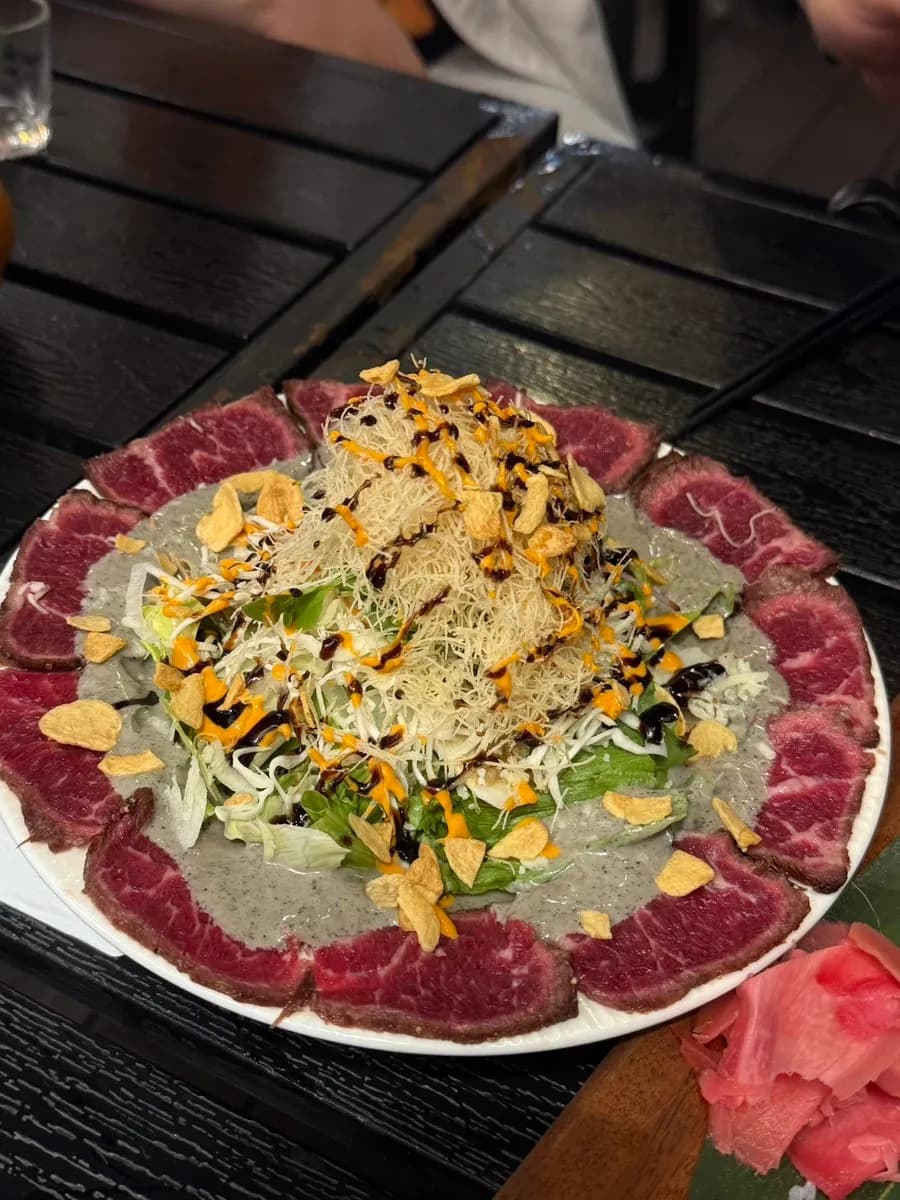 Bò tataki với salad và sốt mè đen tại Izakaya Baby