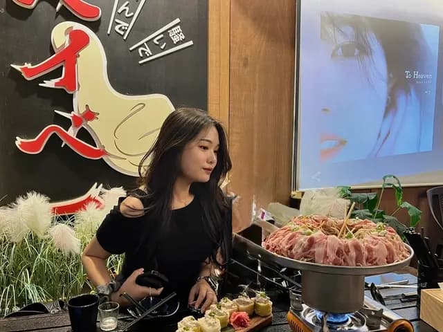 Ánh đèn buổi tối ở terrace Izakaya Baby tại Sadang