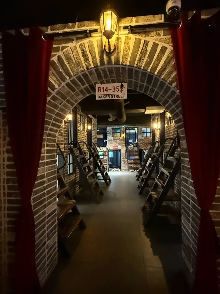 8-Personen-Rundtisch für Brettspiele bei Holmes & Lupin Beomgye