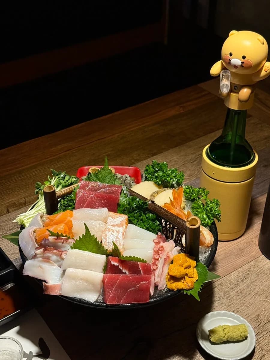 Anyang Ilbeonga дахь Sushi Jakuwa-ийн төрөл бүрийн сашими тавган дээр