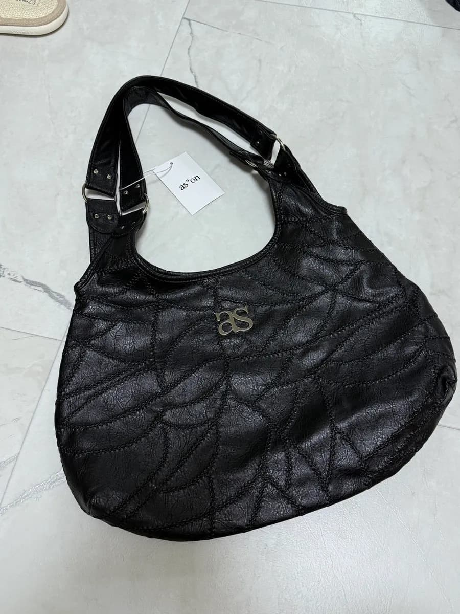 Tas bahu AS"ON Becky ukuran medium dipakai bersama outfit