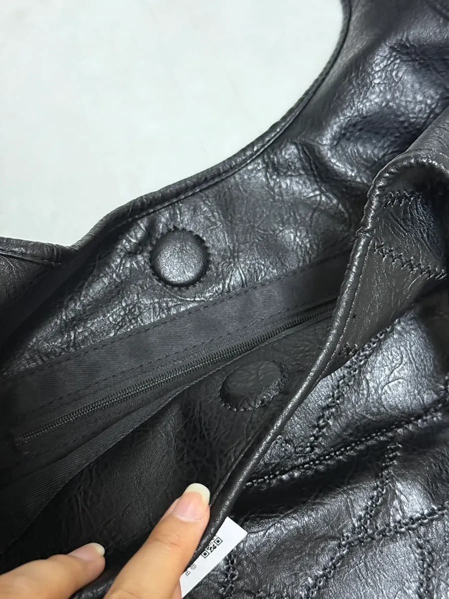 Tas AS"ON Becky dengan tampilan matte mirip kulit dan detail jahitan