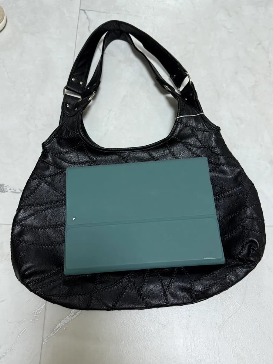 Bagian dalam tas bahu AS"ON Becky dengan ruang beritsleting dan kantong