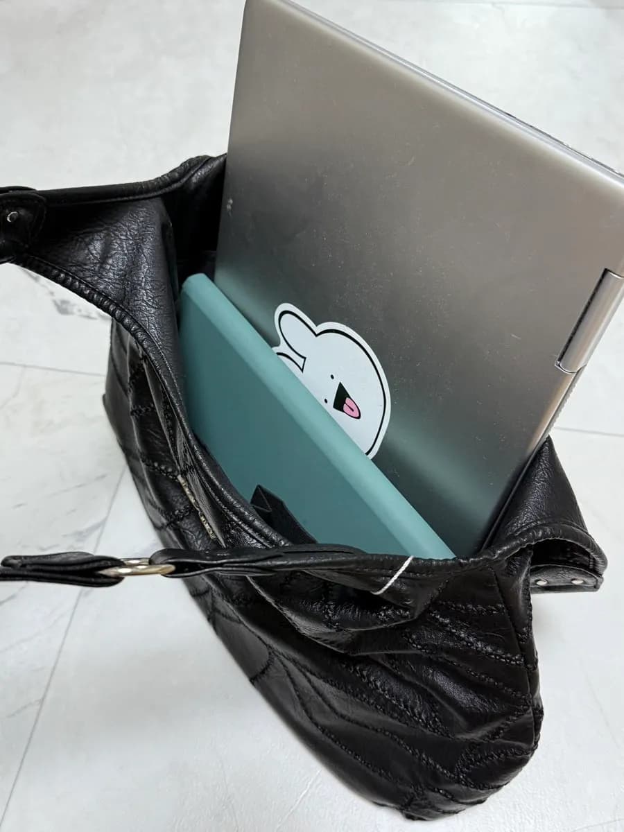 Tes muat laptop pada tas bahu AS"ON Becky