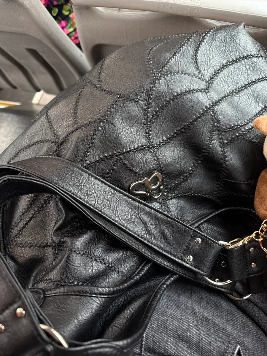 Kapasitas penyimpanan tas bahu AS"ON Becky untuk barang harian