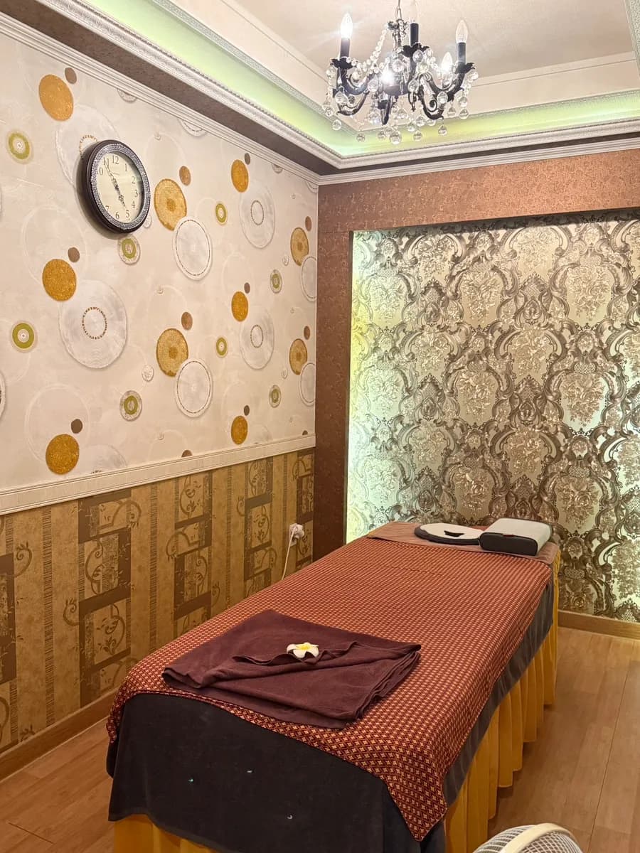 Inihandang bed-type massage room sa Phuket Couple Therapy