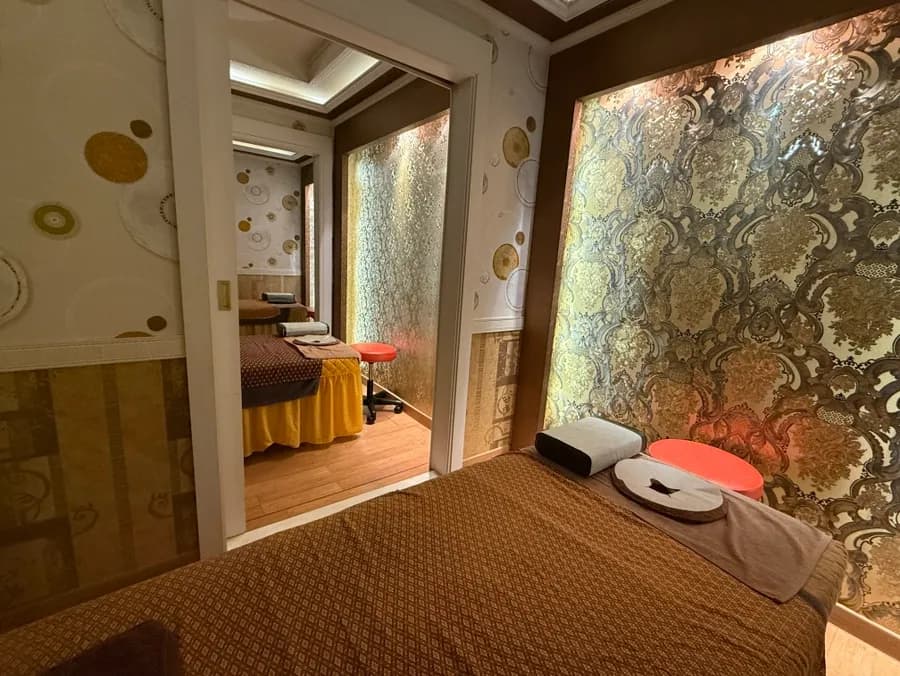 Three-person room option sa massage shop na Phuket Couple Therapy