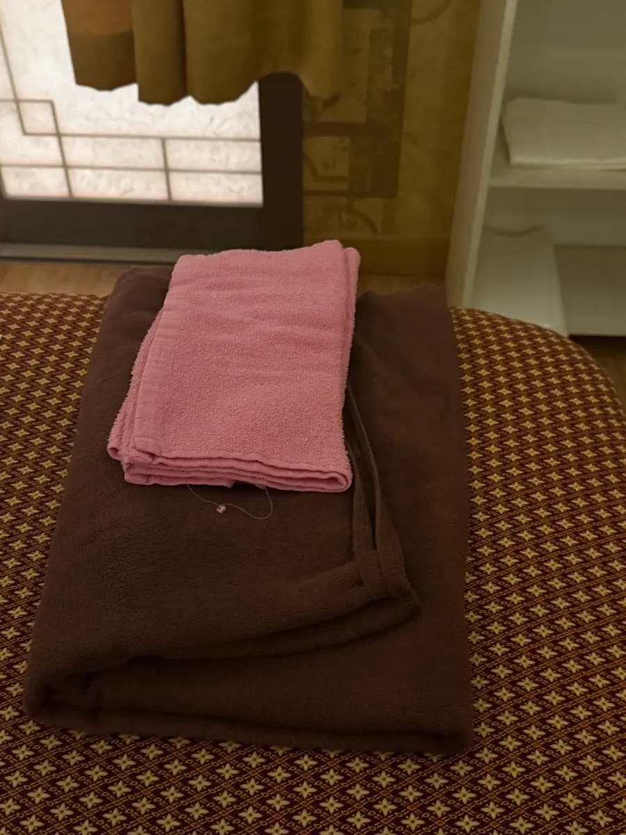 Setup ng Thai dry massage na may tuwalya at oil sa Phuket Couple Therapy