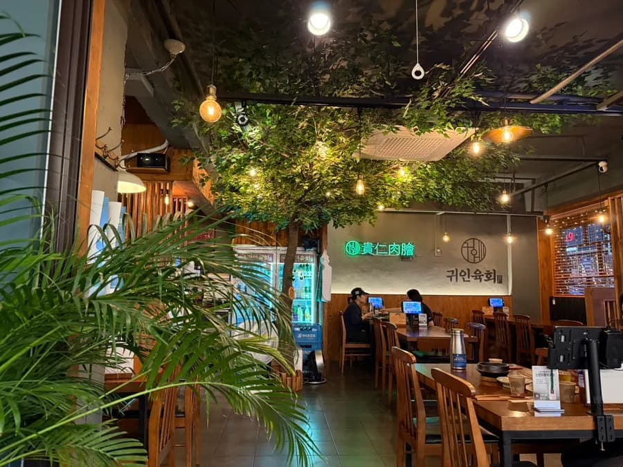 Interior na kulay kahoy sa Guiin Yukhoe Pyeongchon