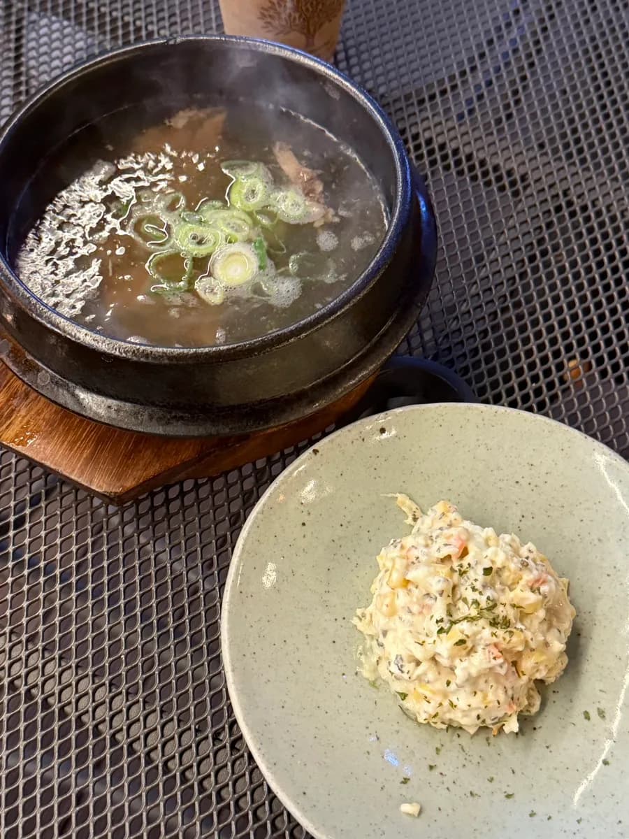 Sabaw ng baka at salad na may herbal na aroma na inihain sa Guiin Yukhoe