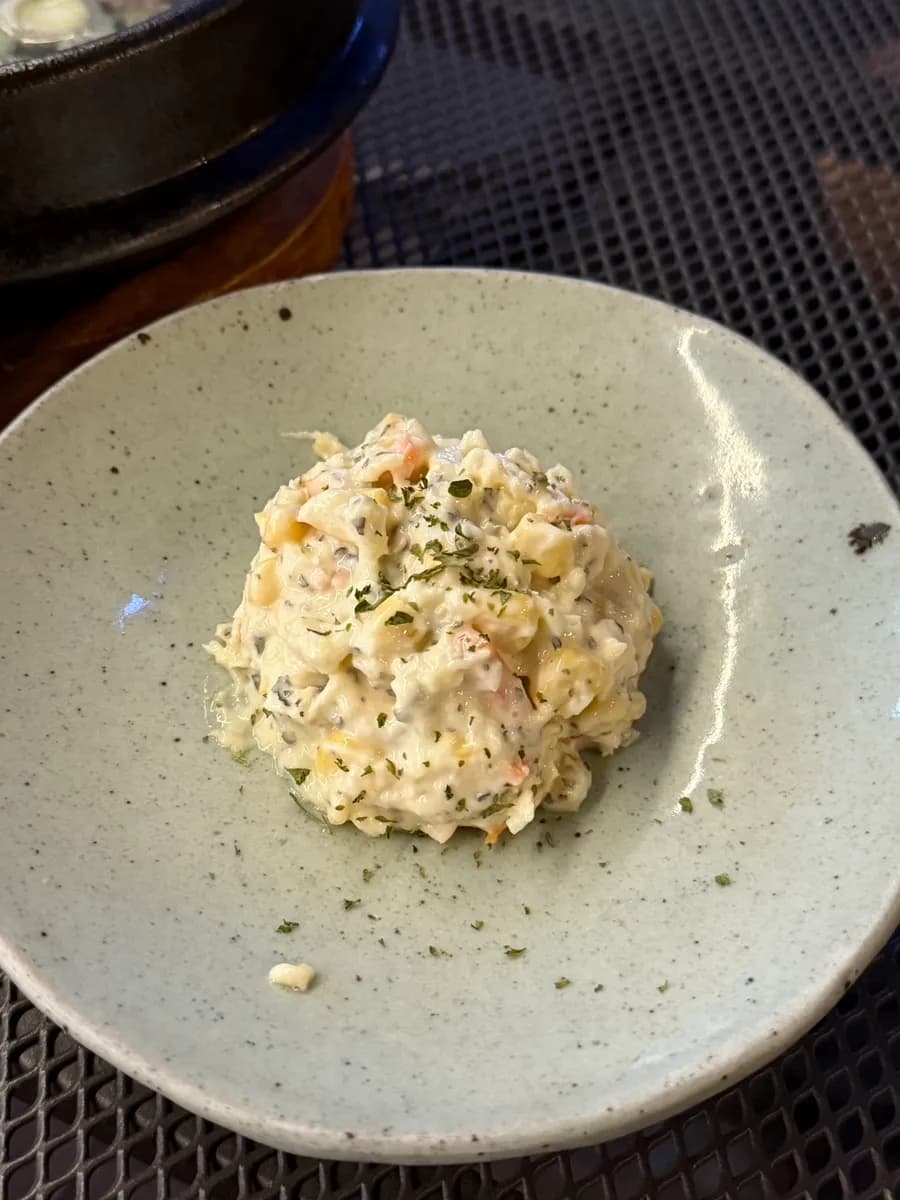 Salad at Red Rock beer sa Guiin Yukhoe Pyeongchon