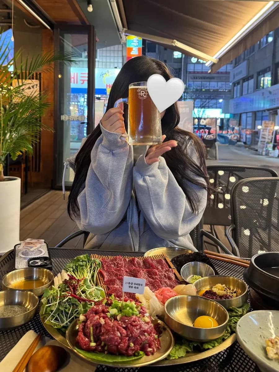 Atmosphere ng terrace dining sa Guiin Yukhoe Pyeongchon