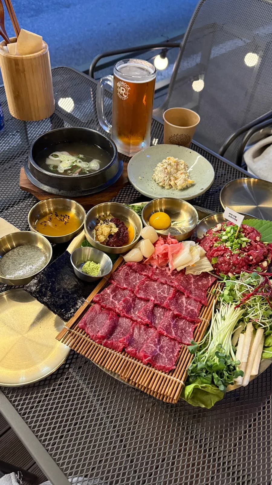 Set ng yukhoe at yuksashimi na may mga sauce at garnish sa Guiin Yukhoe