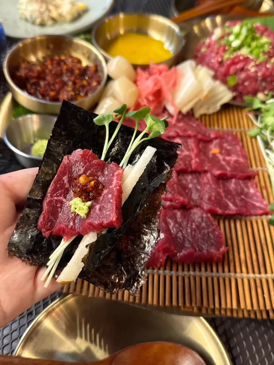Yuksashimi na may wasabi, garlic sauce, at seaweed sa Guiin Yukhoe