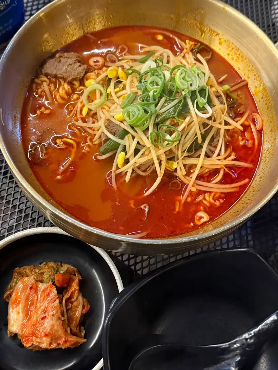 Pagpili ng side menu sa Guiin Yukhoe kabilang ang Hanwoo spicy ramyeon