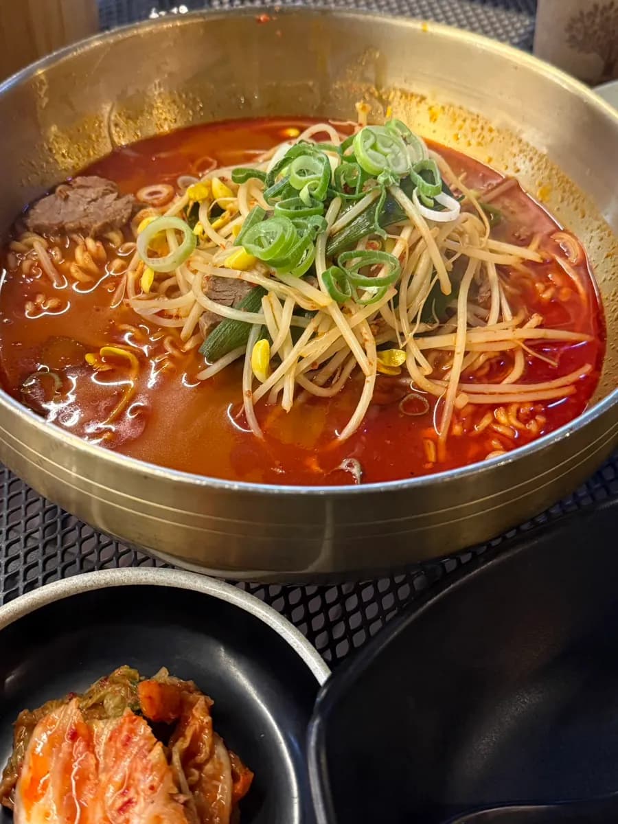 Hanwoo spicy ramyeon na may bean sprouts sa Guiin Yukhoe