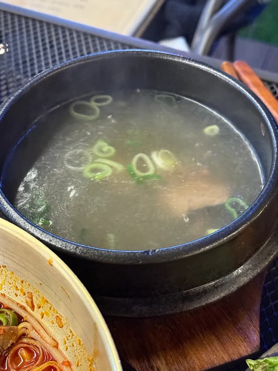 Muling inihain na mainit na beef soup sa Guiin Yukhoe Pyeongchon