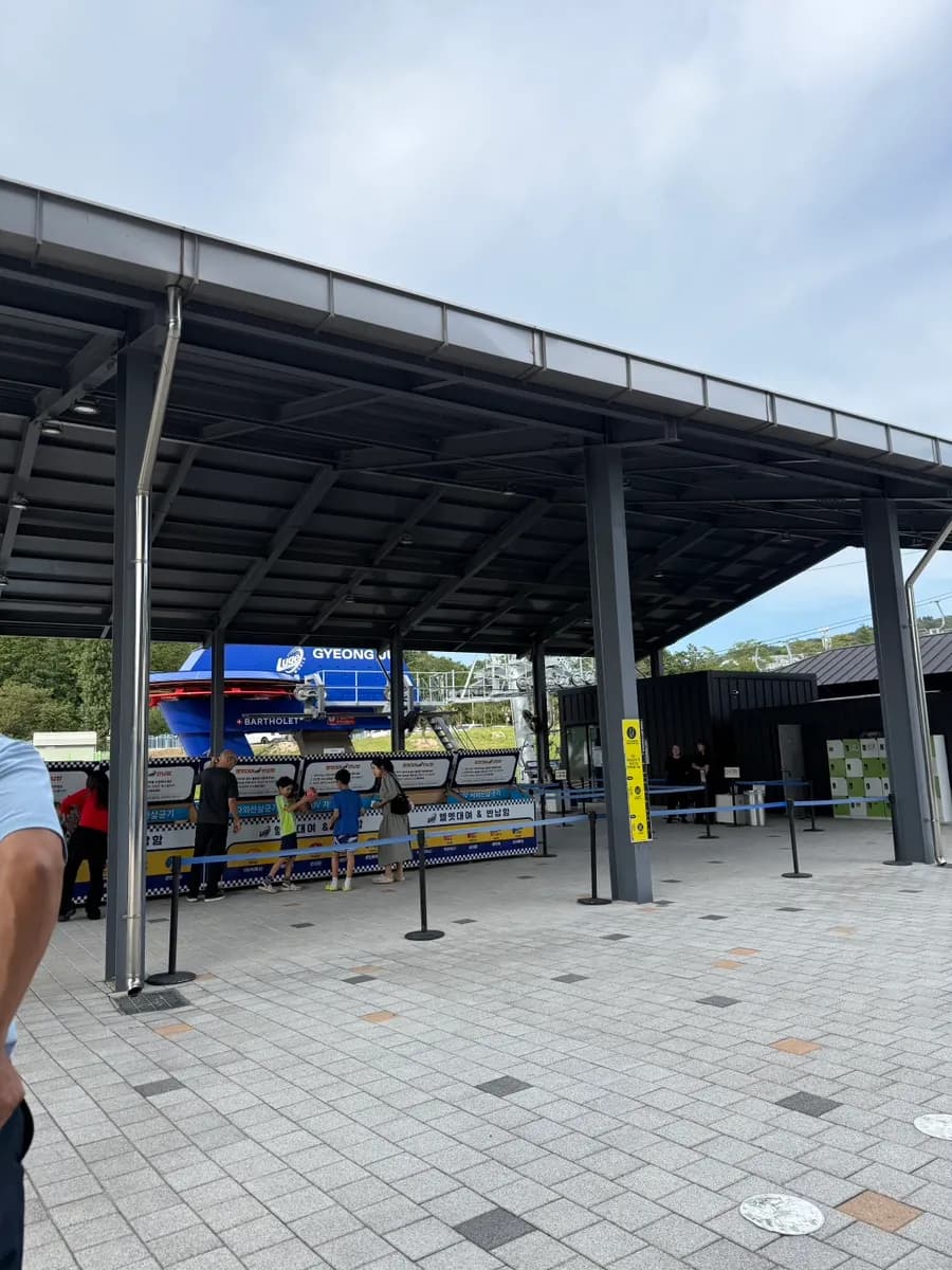 Kawasan masuk selepas membeli tiket sekali naik di Gyeongju Luge World