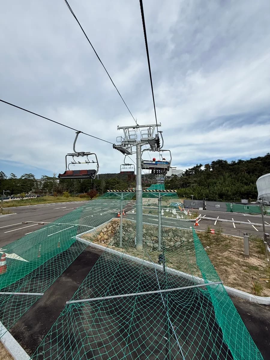 Perjalanan kereta kabel naik ke laluan luge di Gyeongju Luge World