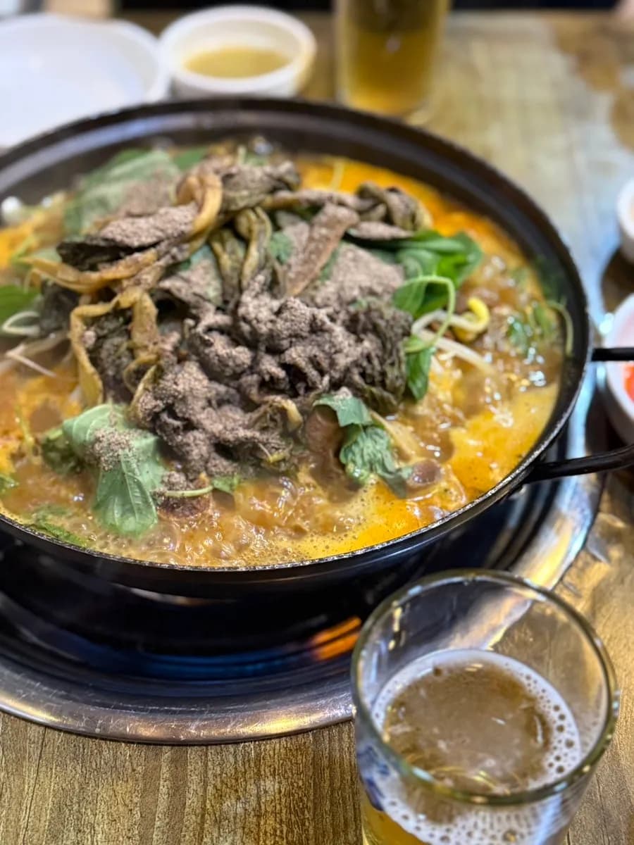 咖哩馬鈴薯排骨湯搭配芝麻葉與 siraegi