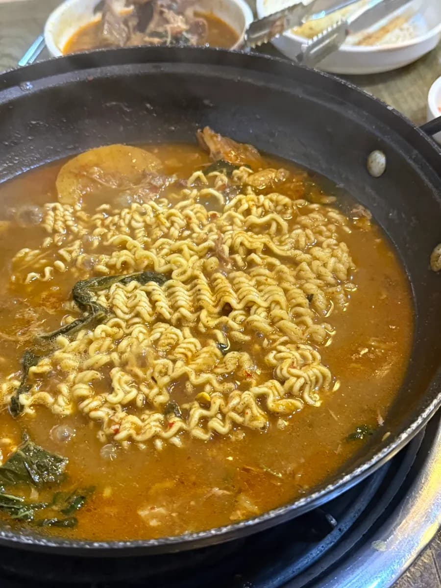 平村站咖哩馬鈴薯排骨湯的軟嫩肉塊