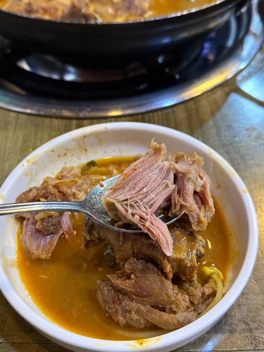 咖哩馬鈴薯排骨湯加拉麵麵條後的湯鍋