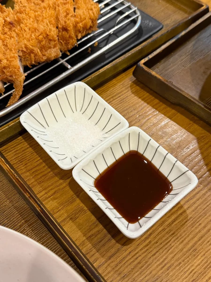 Menbuku Jemyeonso 的炸猪排配汤、米饭和沙拉