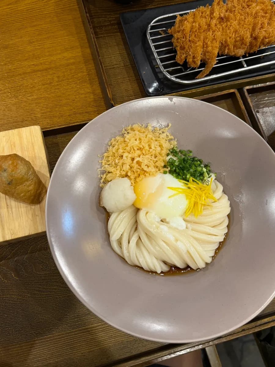 桌上提供炸猪排酱和盐