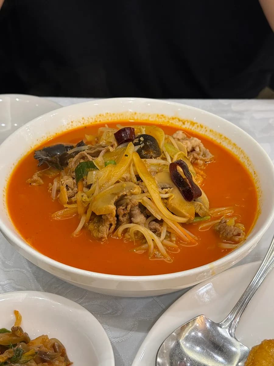 Acompañamientos básicos con cebolla, danmuji, chunjang, zhacai y té caliente