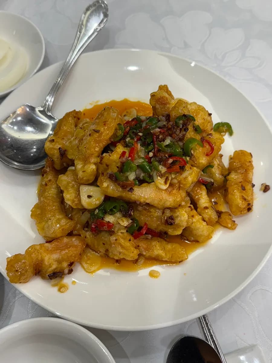 Fideos yuni jjajang con abundante salsa negra