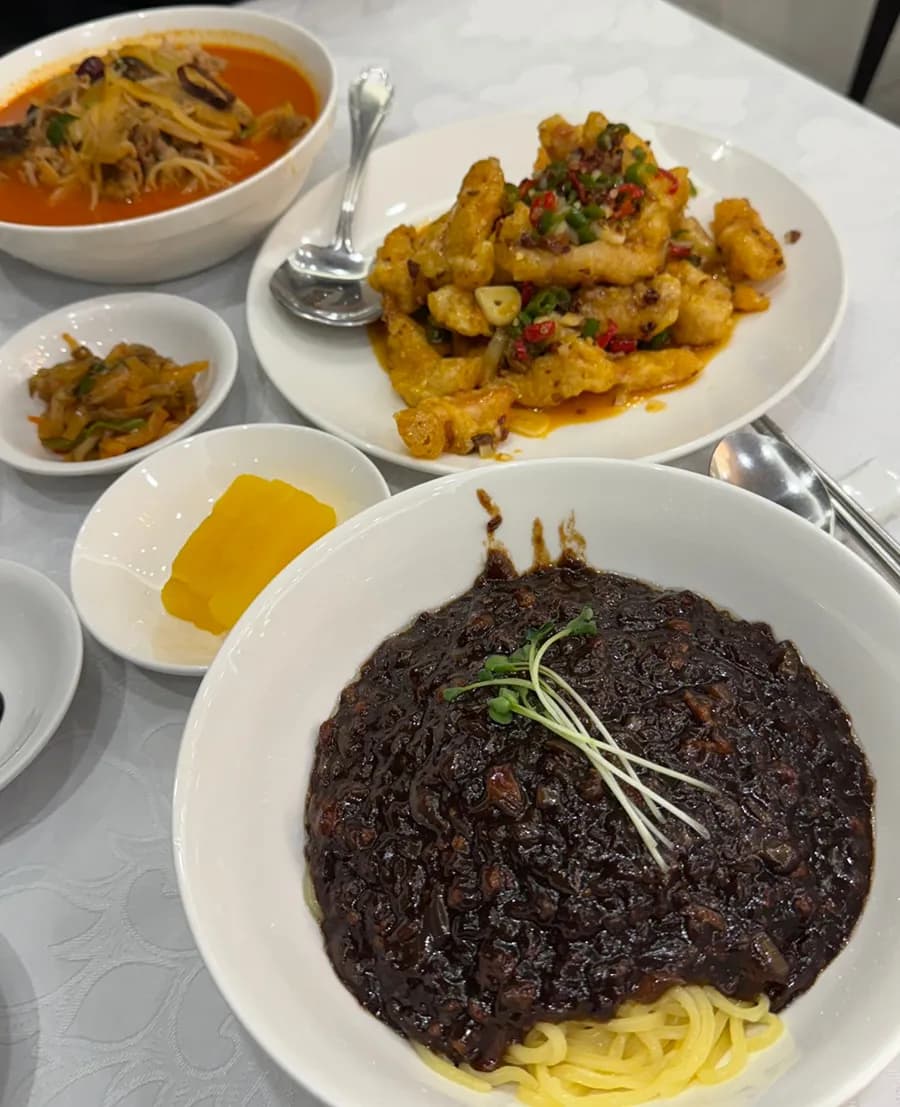 Tangsuyuk de ajo pequeño con cobertura de chile