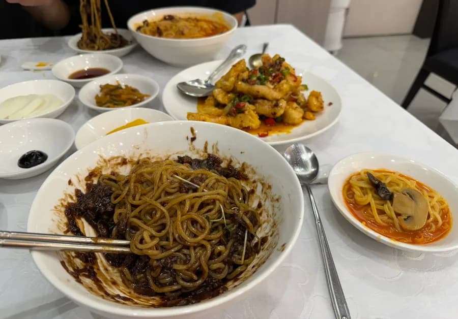 Comida con tangsuyuk y jjamppong en Manganghong Gwangmyeong