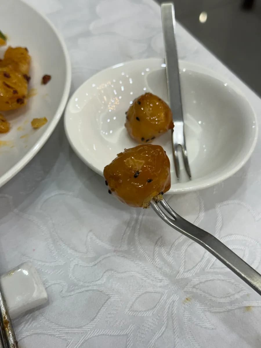 Postre de bolas de maíz servido al final de la comida en Manganghong Gwangmyeong