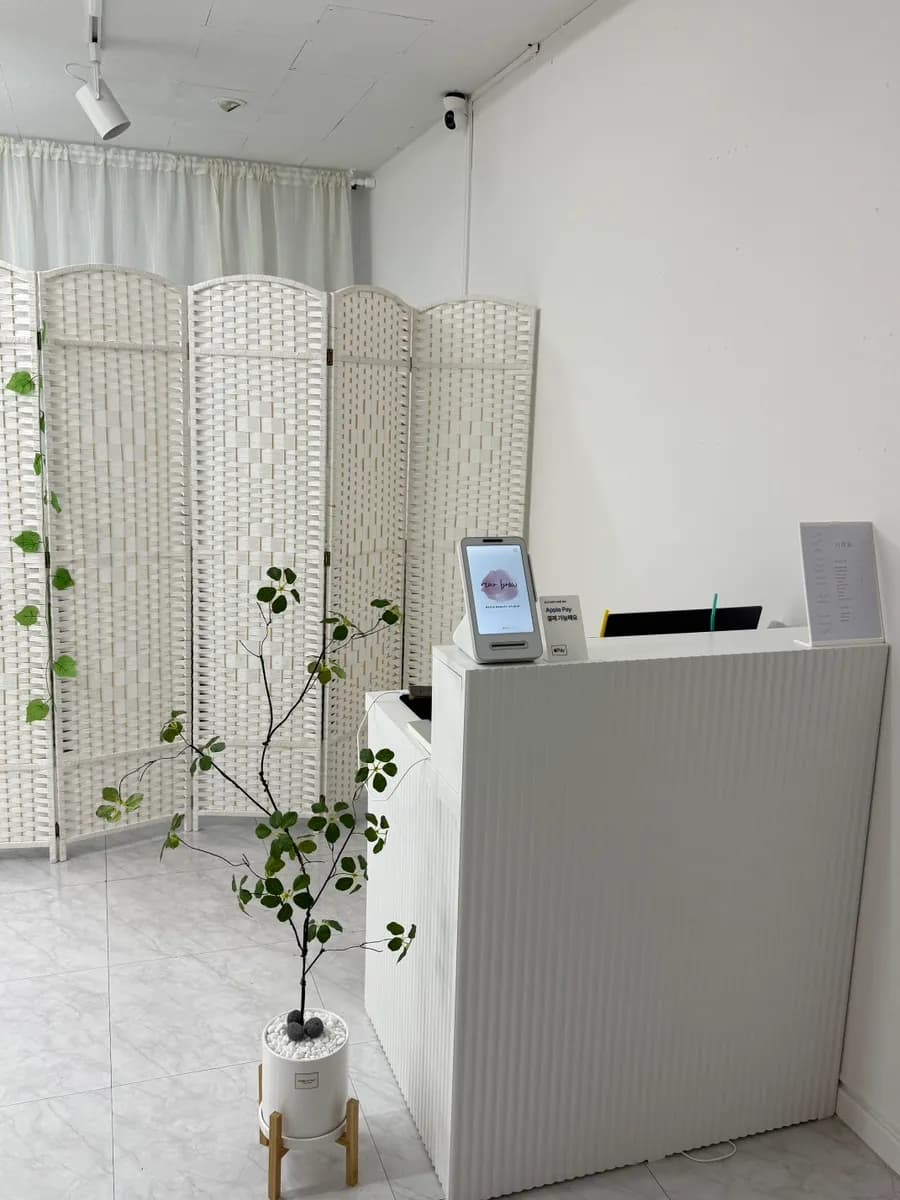 Preisliste und Serviceinformationen bei Mwireu Brow