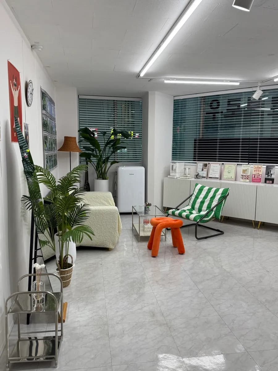 Sauberes, caféartiges Interieur von Mwireu Brow