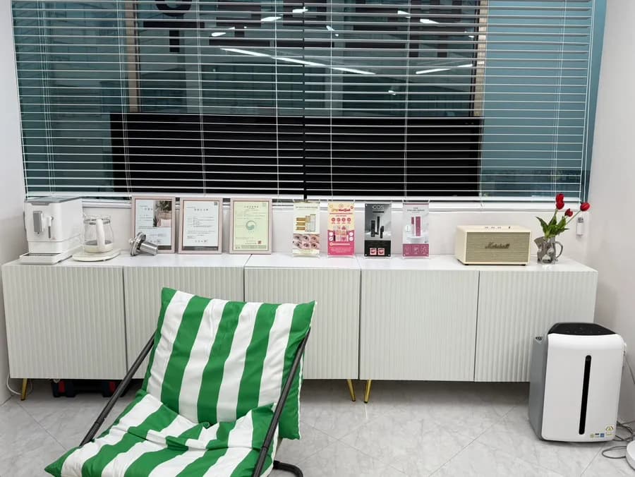 Wimpernserum und Ladeninformationen bei Mwireu Brow