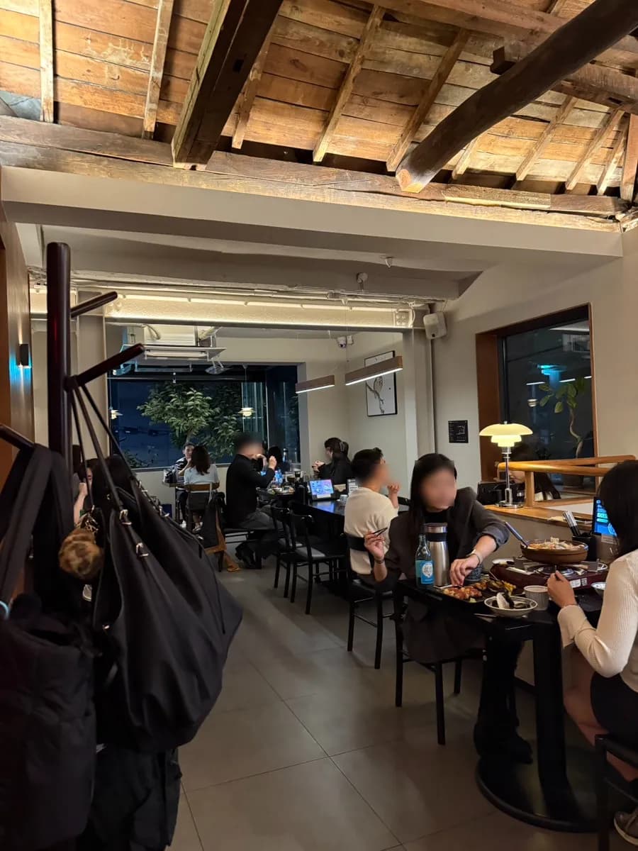 Cách phục vụ chicken tomato nabe tại quán izakaya Biyori Yongsan