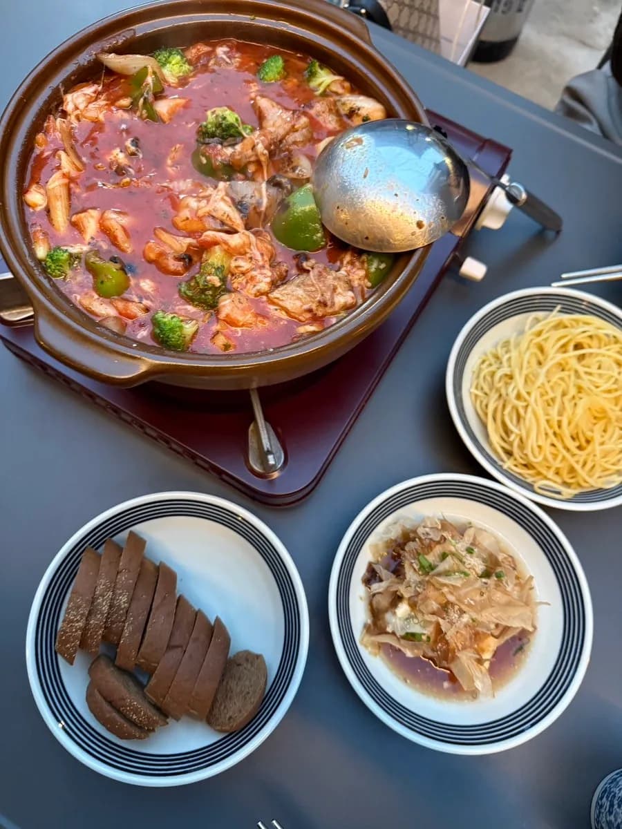 Khu chỗ ngồi tầng 2 và nhà vệ sinh sạch tại Biyori Yongsan