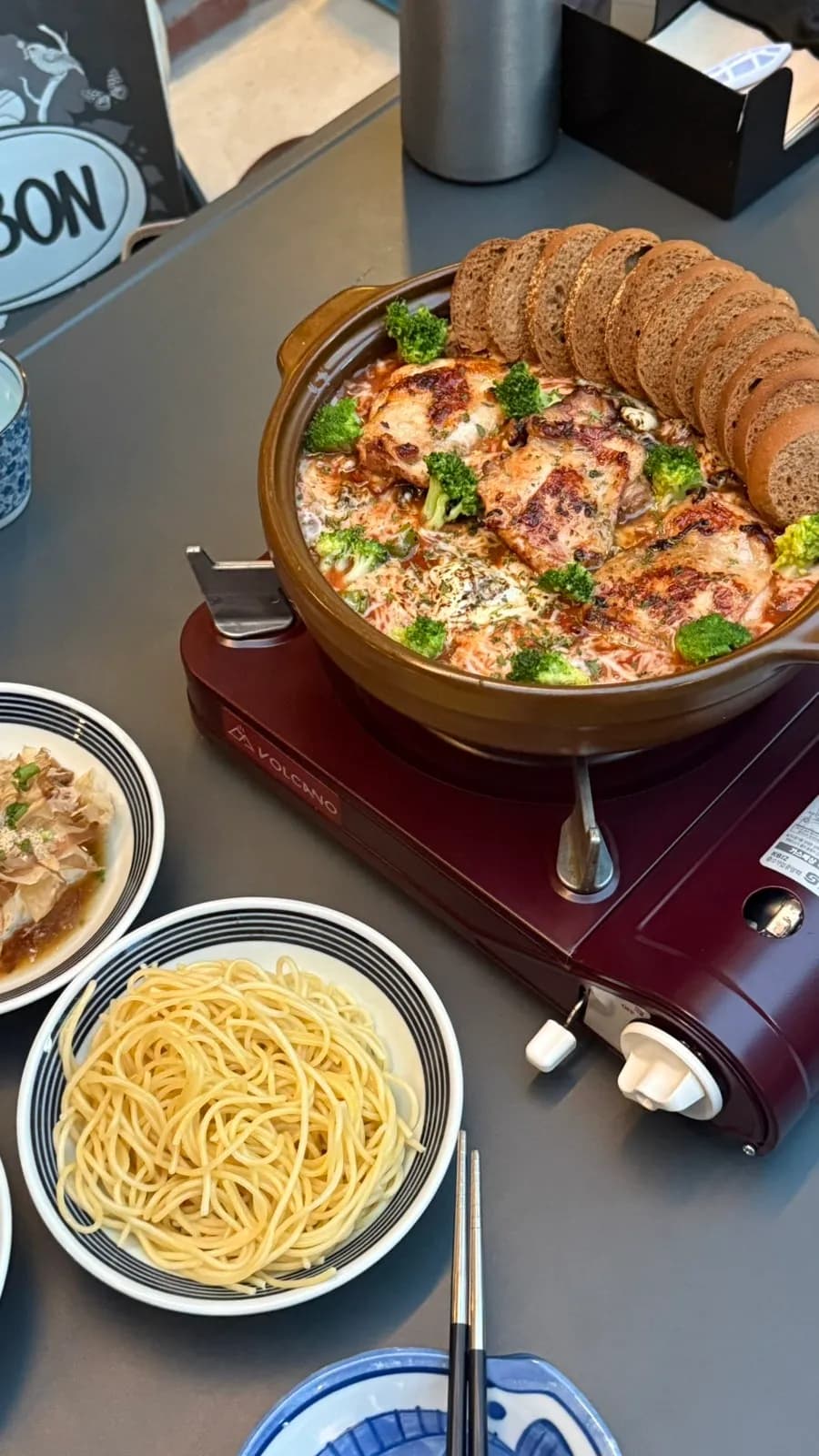Mì pasta được thêm vào nồi tomato nabe đang sôi tại Biyori Yongsan