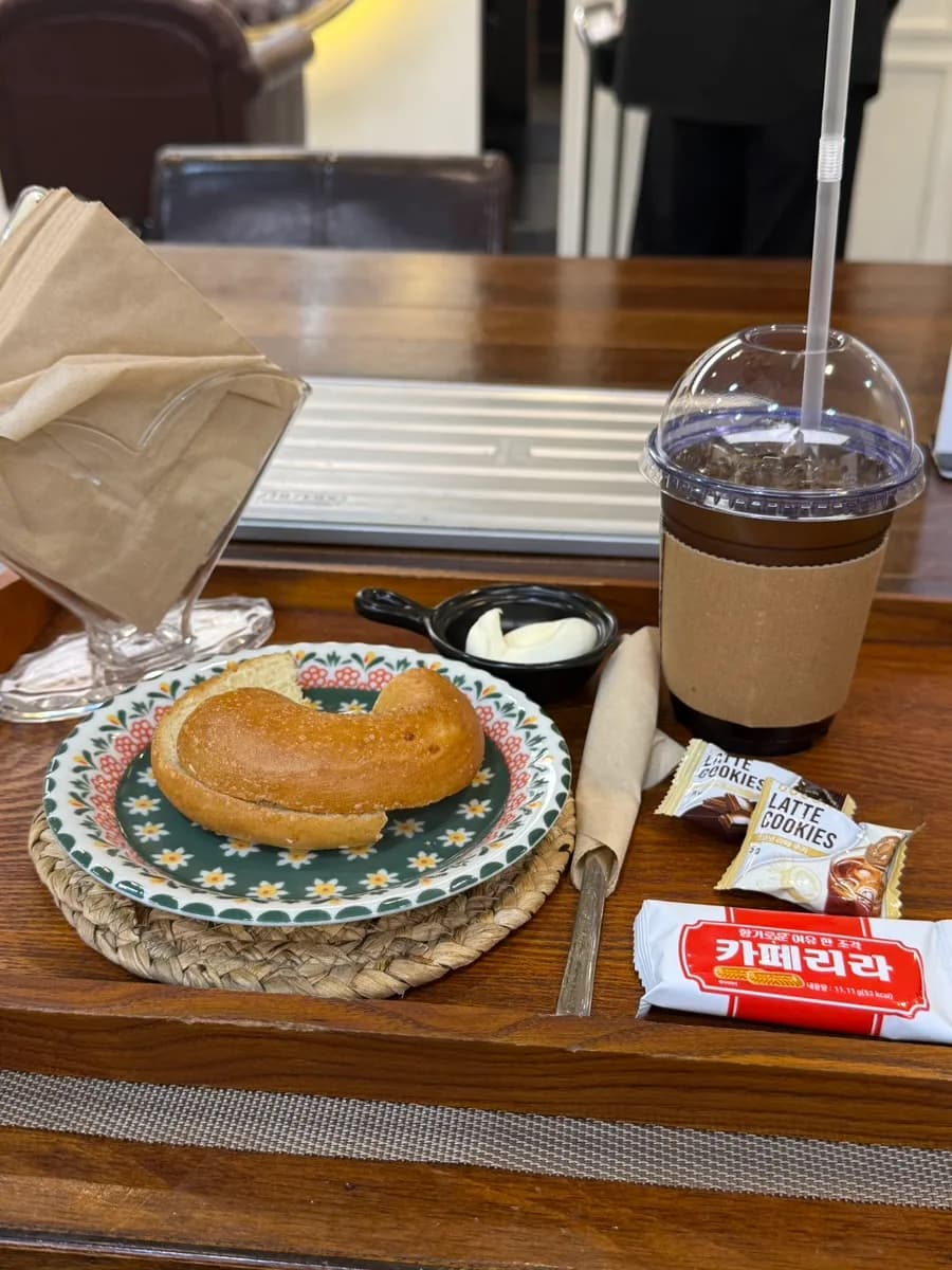 Mga inumin at bagel snack service habang nagpapakulay sa Doobit Salon